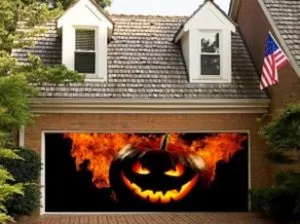 Décoration d'Halloween sur une porte de garage