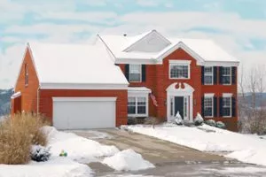 Maison avec porte de garage en hiver