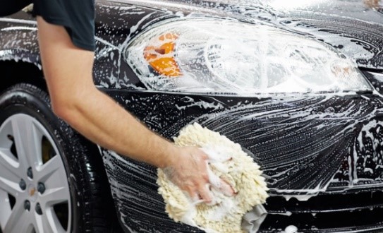 Vous voulez lui faire encore plus plaisir : nettoyez son auto !