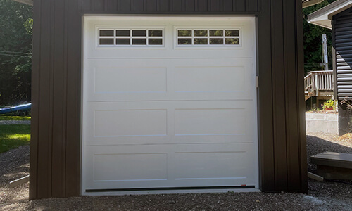 Porte de garage Standard+ Shaker-Plat XL, 8' x 8', Blanc glacier, fenêtres avec Appliques Stockton