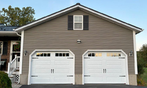 Acadia 138 Classic XL garage door, 9' x 7', Ice White, Clear windows with Richmond decorative insert 