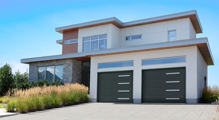 Maison moderne à deux étages de style Japandi, bois blond pâle, stuc blanc, brique gris pâles et deux portes de garage simples noires avec fenêtres Slim