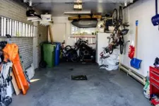 garage rempli de différentes choses