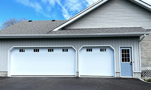 Portes de garage Standard+ Uni, 16' x 7' et 8' x 7', Blanc glacier, fenêtres clair, applique Richmond Blanc