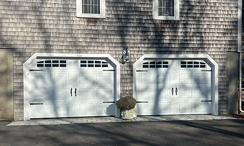 Acadia 138 North Hatley SP garage door, 9' x 6' 6'', Ice White, windows with Double Stockton Arch Inserts